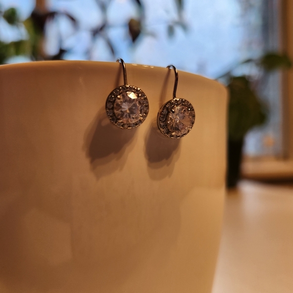 Beautiful 925 sterling silver earrings with lab made white sapphire. - Picture 5 of 5